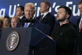 El presidente Joe Biden y el presidente de Ucrania, Volodímir Zelenski, suben al escenario en la Cumbre de la OTAN en Washington.