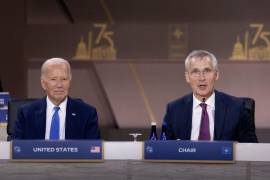 El presidente estadounidense Joe Biden (izq.) y el secretario general de la OTAN, Jens Stoltenberg (der.), asisten a una reunión del Consejo OTAN-Ucrania en Washington.