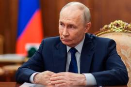 El presidente ruso, Vladimir Putin, escucha al gobernador de la región de Pskov, Mikhail Vedernikov, en el Kremlin de Moscú, el jueves 10 de septiembre de 2026.