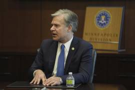 El director del FBI, Christopher Wray, responde preguntas durante una entrevista en Brooklyn Center, Minnesota.