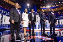 Los cinco aspirantes a ser el candidato del Partido Republicano para las próximas elecciones presidenciales en 2024 antes del debate en el Centro Adrienne Arsht en Miami, Florida.