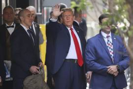 El expresidente Trump saluda a sus seguidores al salir de la Torre Trump, en camino a la Corte Criminal de Manhattan.