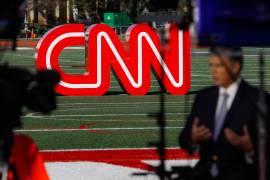 Un periodista graba un video cerca de un letrero de CNN en un campo deportivo frente al Centro Recreativo Clements, el lunes 14 de octubre de 2019, en Westerville, Ohio.