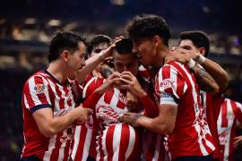 Con goles de Roberto Alvarado y Armando “Hormiga” González, el equipo tapatío sumó su cuarta victoria del torneo y se colocó momentáneamente en la quinta posición de la tabla.