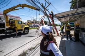 La Comisión Federal de Electricidad estuvo realizando labores de reconexión en las zonas afectadas por el huracán ‘Beryl’, en Yucatán y Quintana Roo.