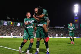 Eduardo “Mudo” Aguirre convirtió uno de los penales con los que Santos Laguna venció 2-0 a Pumas en la Jornada 13.