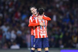 Daniel Aguirre celebra el gol del triunfo para Chivas en el Estadio Olímpico Universitario, donde el Rebaño Sagrado remontó 2-1 ante Pumas en la Jornada 12 del Apertura 2025.