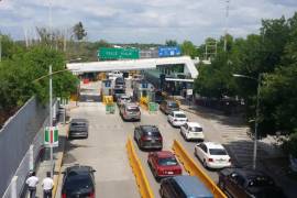 Vista aérea del puente internacional en Eagle Pass, donde el cruce de mercancías ha disminuido drásticamente.
