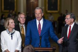 El líder de la mayoría del Senado estadounidense, John Thune (c), habla con los periodistas en el Capitolio de los Estados Unidos en Washington.