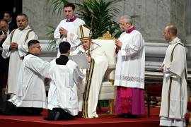 El Papa Francisco (c) durante la Misa del Crisma en la Basílica de San Pedro en la Ciudad del Vaticano.