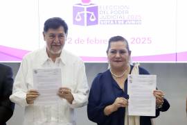 El Senado de la República, en una ceremonia encabezada por el presidente de la mesa directiva Gerardo Fernández Noroña, junto a la consejera presidenta del INE, Guadalupe Taddei Zavala, entregó de manera formal los nombre de las personas candidatas al proceso electoral judicial.