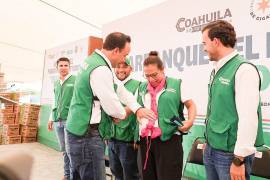 Sonia Villarreal y el gobernador de Coahuila, Manolo Jiménez, ante un evento público en Piedras Negras.