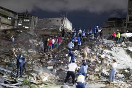 Integrantes de cuerpos de emergencia buscan víctimas este miércoles, luego de dos fuertes terremotos que sacudieron el Caribe venezolano en Caracas, Venezuela). El principal fue un sismo de magnitud 7.5.