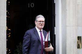 El primer ministro británico, Keir Starmer, sale de su residencia oficial en el número 10 de Downing Street en Londres, Gran Bretaña.