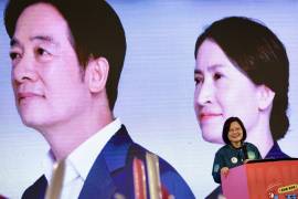 La presidenta de Taiwán, Tsai Ing-wen, habla junto a fotografías del vicepresidente taiwanés y candidato presidencial del gobernante Partido Democrático Progresista para las elecciones de 2024 en Taipei, Taiwán.
