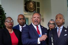 Marc Morial, presidente y director ejecutivo de la Liga Urbana Nacional, habla con periodistas frente al Ala Oeste de la Casa Blanca en Washington, el 8 de julio de 2021, tras una reunión con el presidente Joe Biden.
