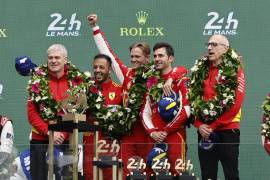 El Ferrari 50, pilotado por Miguel Molina, Antonio Fuoco y Nicklas Nielsen, celebra su victoria en Le Mans tras enfrentar una noche marcada por la intensa lluvia.