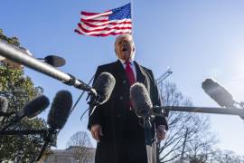 El presidente Donald Trump habla con los periodistas antes de abordar el Marine One laCasa Blanca en Washington. Trump está bajo presión política por cuestiones económicas.