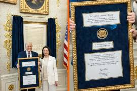 La líder de la oposición venezolana, María Corina Machado, entregó este jueves al presidente de Estados Unidos, Donald Trump, la medalla del Premio Nobel de la Paz.