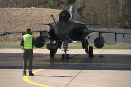 Un avión de combate Rafale de la Fuerza Aérea Francesa se prepara para despegar de la base aérea de Siauliai en Lituania en una misión de vigilancia aérea de la OTAN.