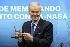 El administrador de la Agencia Espacial Estadounidense (NASA), Bill Nelson firmó un acuerdo de colaboración no vinculante con la agencia espacial de Perú (Conida) para ofrecer capacitación, asistencia técnica y estudiar la posibilidad de lanzar cohetes sonda desde el norte de Perú. FOTO: EFE.