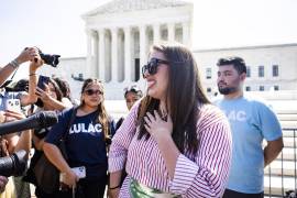 Partidarios de la ciudadanía por derecho de nacimiento celebraron después de que la Corte Suprema rechazara la orden ejecutiva de Donald Trump que intentaba revocar el derecho que otorga la ciudadanía.