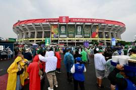 Se preparan para ingresar al estadio de la Ciudad de México, para ser testigos del encuentro binacional.