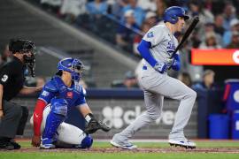 Brandon Valenzuela protagonizó una jugada inusual al golpear accidentalmente el codo de Shohei Ohtani durante un intento de revirada en el Blue Jays vs Dodgers.