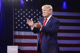 El expresidente Donald Trump aplaude durante los comentarios finales durante la Conferencia de Acción Política Conservadora (CPAC) en el Hilton Anatole en Dallas, el sábado 6 de agosto de 2022.