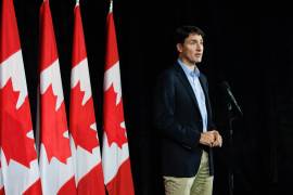 El primer ministro canadiense Justin Trudeau habla con los reporteros durante una conferencia de prensa en Halifax. Canadá impondrá un arancel del 100 % a la importación de vehículos eléctricos chinos.