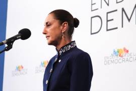 León Krauze refiere en su columna que la Presidenta no puede hablar de democracia mientras en los hechos se camina hacia una “autocracia electoral”.