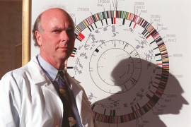 J. Craig Venter posa frente a un mapa genético de una bacteria causante de la gripe en su oficina en Rockville, Maryland, el 12 de marzo de 1997.