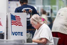 Los habitantes de Virginia emiten su voto durante la votación anticipada de las elecciones de mitad de mandato en el Centro Gubernamental de Franconia, en Alexandria, Virginia, el 27 de octubre de 2026.