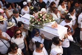 Familiares y pobladores de Taxco, Guerrero, se dieron cita para dar el último adiós a la “Princesa Camila”, menor de ocho años asesinada en días pasados en la localidad por dos presuntos secuestradores. El caso ocasionó que pobladores lincharan a los detenidos, lo que ocasionó el fallecimiento de una mujer debido a los golpes. FOTO: CUARTOSCURO.COM
