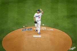 Clayton Kershaw levanta su gorra al público tras su última salida en el Dodger Stadium, en medio de una ovación que reconoció su brillante trayectoria con los Dodgers de Los Ángeles.