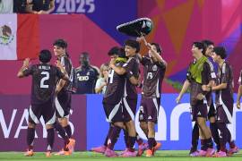 Ian Olvera celebra el gol con el que México venció a Costa de Marfil y mantiene viva la esperanza de avanzar en el Mundial Sub-17.