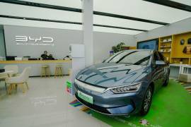 Un coche eléctrico BYD se exhibe en una sala de exposición en Beijing, China. Los aranceles de la UE de hasta el 38.1 % sobre los vehículos eléctricos importados fabricados en China entrarán en vigor el 4 de julio.
