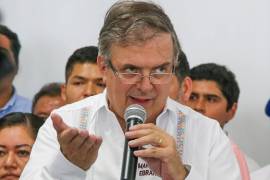 El aspirante a la candidatura a la presidencia de México por Morena, Marcelo Ebrard, durante la gira que realizó en Acapulco.