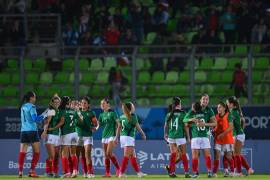 Las jugadoras aztecas celebran el oro histórico alcanzado esta noche en la final de futbol femenil ante las anfitrionas.