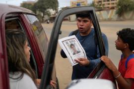 Pedro Gómez pregunta a la gente por su primo, Andrés Molina, desaparecido desde los terremotos, en La Guaira, Venezuela, el sábado 22 de agosto de 2026.