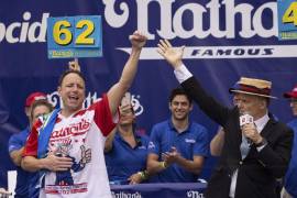 Joey Chestnut celebra tras ganar su 16to título del concurso de comer hot dogs organizado por Nathan's.