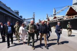 Epresidente del Consejo Europeo, Charles Michel (c-d), y al primer ministro ucraniano, Denys Shmyhal (c-i, visitando el puerto de Odesa, Ucrania.
