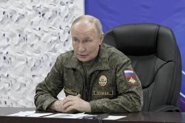 El presidente ruso Vladimir Putin realiza una visita a un puesto de mando del grupo Oeste del Ejército ruso en un lugar no revelado.