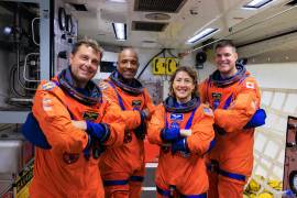 Los astronautas estadounidenses Reid Wiseman (i), Victor Glover (c-i), Christina Koch (c-d), y el canadiense Jeremy Hansen (d) de la misión Artemis II.