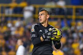 Los guardametas ya no podrán retener el balón por ocho segundos o más o se les cobrará tiro de esquina.