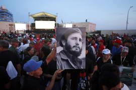 Una persona sostiene una imagen del expresidente de Cuba Fidel Castro durante un evento en apoyo al expresidente Raúl Castro este viernes, en La Habana (Cuba).