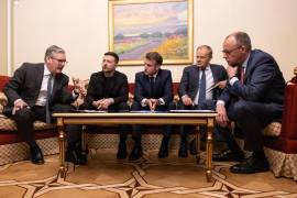 En la conversación entre los líderes europeos junto con el presidente ucraniano Volodímir Zelenski , fue Macron quien tuvo la “iniciativa” hacer la llamada a Trump por teléfono celular.