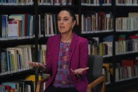 La jefa de gobierno de la capital de México, Claudia Sheinbaum, habla en una entrevista con The Associated Press en la Biblioteca La Carbonera, Ciudad de México, 2 de marzo de 2023.