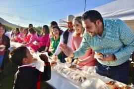 Carlos Villarreal y Mavi Sosa, acompañados de las familias monclovenses, disfrutan del corte de la Rosca de Reyes en el Parque Río Monclova.