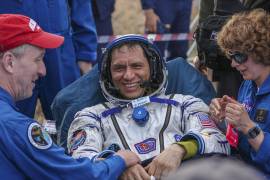 El astronauta de la NASA Frank Rubio de la Expedición 69 recibiendo ayuda para salir de la nave espacial Soyuz MS-23.